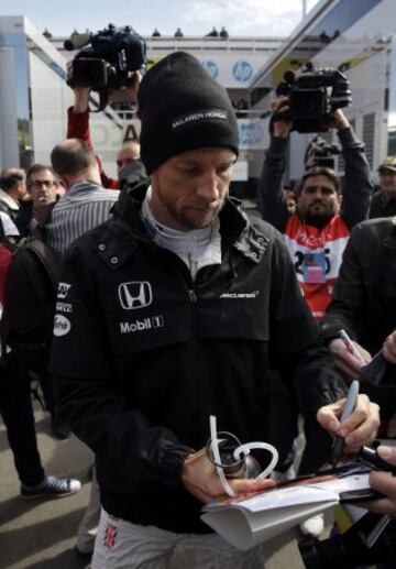 GRA174 MONTMELÓ (BARCELONA), 27/02/2015.- El piloto británico de McLaren, Jenson Button, firma autógrafos en el paddock durante la segunda jornada de la tercera tanda de entrenamientos oficiales de Fórmula Uno que se celebran en el Circuito de Catalunya de Montmeló. EFE/Alberto Estévez