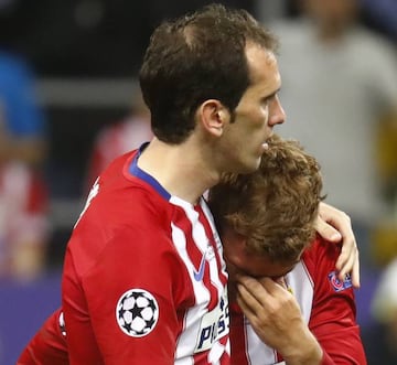 Griezmann, entre lágrimas, junto a Godín.