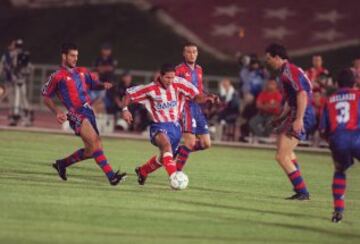 El 28 de agosto de 1996 se jugó en La Peineta la final de la Supercopa de España entre el Atlético y el Barcelona. En el partido de ida el club catalán ganó 5-2, y aunque en la vuelta ganó el Atlético por 3-1, no fue suficiente para los rojiblancos y los culés se llevaron su quinta Supercopa. En la imagen, Guardiola, y Luis Enrique persiguen a Simeone. 
 