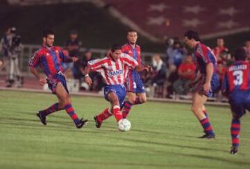 El 28 de agosto de 1996 se jugó en La Peineta la final de la Supercopa de España entre el Atlético y el Barcelona. En el partido de ida el club catalán ganó 5-2, y aunque en la vuelta ganó el Atlético por 3-1, no fue suficiente para los rojiblancos y los culés se llevaron su quinta Supercopa. En la imagen, Guardiola, y Luis Enrique persiguen a Simeone.