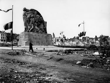 Le Havre, ciudad portuaria en la costa norte de Francia, fue uno de los lugares más castigados por los bombardeos aliados durante la Segunda Guerra Mundial. En septiembre de 1944, como parte de la ofensiva para liberar Normandía tras el desembarco del Día D, la Royal Air Force británica lanzó una serie de ataques masivos sobre la ciudad, especialmente durante la llamada 'Operación Astoria'. Le Havre había sido fortificada por los alemanes y declarada “Festung” (fortaleza), lo que la convirtió en un objetivo prioritario. El 5 y 6 de septiembre, más de 300 bombarderos británicos descargaron miles de toneladas de explosivos sobre el centro urbano, provocando una destrucción casi total. Las bombas incendiarias convirtieron el casco antiguo en una hoguera, y murieron al menos 5.000 civiles, mientras que las defensas alemanas apenas sufrieron bajas. El bombardeo fue tan impreciso que muchos objetivos militares no fueron alcanzados, y la ciudad quedó arrasada sin que se lograra una ventaja táctica clara. El 12 de septiembre, Le Havre fue finalmente liberada por las fuerzas aliadas, pero su paisaje urbano había desaparecido. La reconstrucción comenzó poco después, y en 1949, Charles de Gaulle reconoció el sufrimiento de la ciudad otorgándole la Legión de Honor. Hoy, Le Havre es símbolo de resiliencia, con una arquitectura moderna que refleja su renacimiento tras el horror de la guerra.