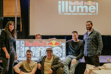 Alba Pardo, Yhabril, Victor de Valles, Alex Berasategi y Sergi Hernández-López en la entrega de premios del Red Bull Illume Image Quest 2023 en Sölden, Austria, el 30 de noviembre.