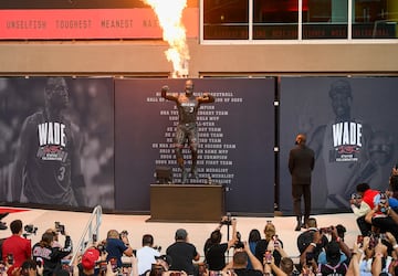 Oscar León y Omri Amrany, han sido los autores de la estatua de Wade que estará a las afueras del pabellón de los Miami Heat. En la imagen se puede ver al exjugador haciendo una famosa celebración después de anotar un lanzamiento ganador, señalando el parqué como queriendo decir "esta es mi casa". Wade jugó en Miami 15 temporadas ganando tres anillos (2006, 2012 y 2013), siendo MVP de la final en el primero, fue 13 veces All Star y estuvo en ocho ocasiones en los mejores quintetos de la NBA. El año pasado fue incluido en el Hall of Fame.