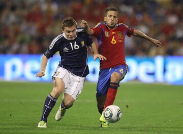 Con la selección debutó un 11 de octubre de 2011 ante Escocia en la fase de clasificación de la Eurocopa 2012.