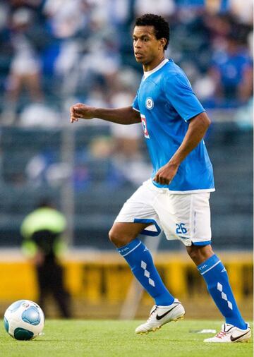 Jugadores de Cruz Azul que salieron por la puerta de atrás