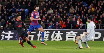 Alexis Sánchez anotó dos goles en la victoria de Arsenal sobre Crystal Palace.