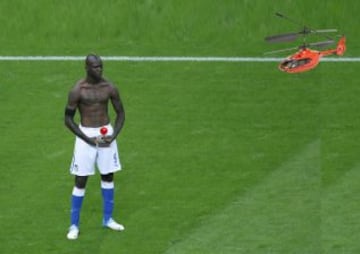 Polémico en la cancha y una celebridad en las redes, este es Mario Balotelli.