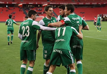 Los jugadores del Legans celebran el gol de Szymanowski ante el Bilbao Athletic en Segunda Divisin. 