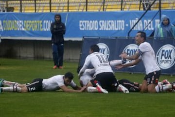 Futbol, Everton vs Colo Colo.
Decimo tercera fecha, campeonato de Clausura 2016/17.
El jugador de Colo Colo Christofer Gonzales celebra con sus companeros su gol contra Everton durante el partido de primera division disputado en el estadio Sausalito de Vina Del Mar, Chile.
07/05/2017
Raul Zamora/Photosport**********

Football, Everton vs Colo Colo.
13th date, Clousure Championship 2016/17
Colo Colo's player Christofer Gonzales celebrates with teammates after scoring against Everton, during the firsrt division football match at the Sausalito stadium in Vina Del Mar, Chile.
07/05/2017
Raul Zamora/Photosport