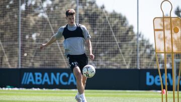 Miguel Baeza, con el bal&oacute;n, durante un entrenamiento del Celta en la ciudad deportiva del club vigu&eacute;s.