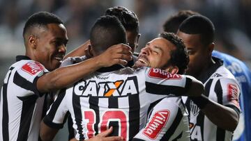 Soccer Football - Copa Libertadores - Brazil&#039;s Atletico Mineiro v Argentina&#039;s Godoy Cruz - Independencia stadium, Belo Horizonte, Brazil - 16/5/17 - Fred (2nd R) of Atletico Mineiro celebrates with teammates after scoring his goal. REUTERS/Cristiane Mattos