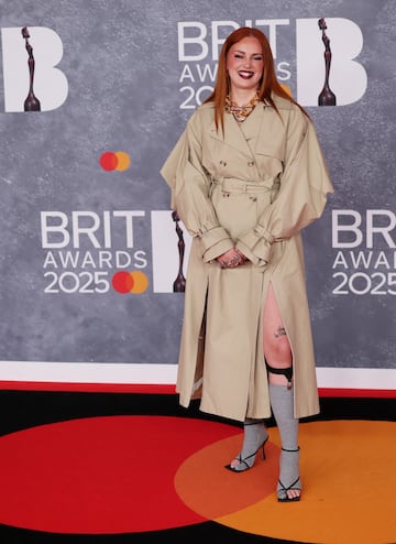 Sasha Keable posa en la alfombra de los Brit Awards 2025.