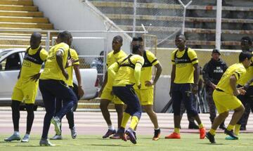 Enner Valencia (left) during training with Ecuador.