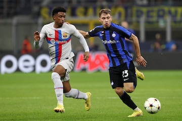 Álex Balde y Nicolo Barella.