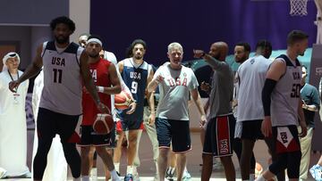 La selección de Estados Unidos con el seleccionador Steve Kerr en el centro.