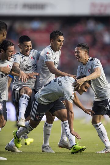 La salida de Tiago Volpi de Gallos Blancos fue aprovechada por un renovado Atlas, que comandado por un experimentado Osvado Martínez sacó la victoria 2-1 de la Corregidora.