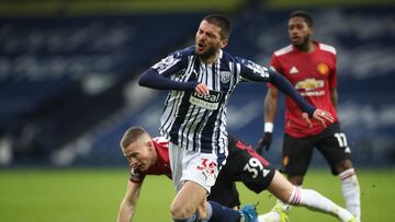 Okay Yokuslu sufre una entrada de Scott McTominay durante el partido entre el West Bromwich Albion y el Manchester United.