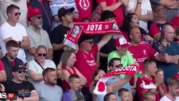 Así le cantan a Jota y Silva en el estadio del Preston.