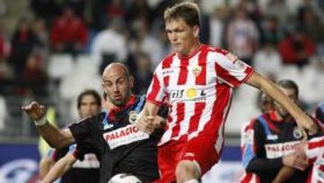 <b>EL HOMBRE DEL PARTIDO.</b> Colsa presiona a Jakobsen, que intenta golpear el balón.