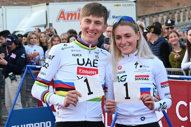 El campeón mundial de ciclismo, Tadej Pogacar, y su novia Urska Zigart que también es ciclista profesional eslovena, en la presentación de los equipos participantes en la Strade Bianche en Siena, Italia.