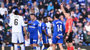 GETAFE, SPAIN - JANUARY 18: Cesar Tarrega of Valencia CF is shown a yellow card by referee, Isidro Diaz de Mera, during the LaLiga EA Sports match between Getafe CF and Valencia CF at Coliseum Alfonso Perez on January 18, 2026 in Getafe, Spain. (Photo by Denis Doyle/Getty Images)