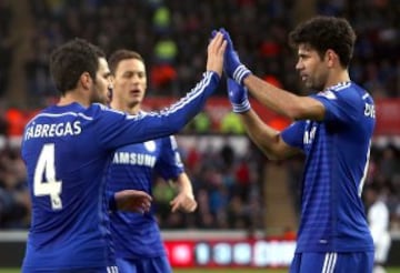 Swansea City - Chelsea
Una primera parte sublime, en la que anotó cuatro goles -dos de Oscar y dos de Diego Costa-, le sirvió a un excelso Chelsea para golear sin piedad a un excesivamente blando Swansea (0-5) en el Liberty Stadium.