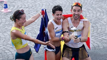 Saint-denis (France), 07/08/2024.- Gold medalists Maria Perez (C) and Alvaro Martin of Spain and Bronze medalists Jemima Montag (L) of Australia celebrate with champagne after the Marathon Race Walk Relay Mixed event of the Athletics competitions in the Paris 2024 Olympic Games, at the Trocadéro in Paris, France, 07 August 2024. (Maratón, marcha, Francia, España) EFE/EPA/TOLGA AKMEN