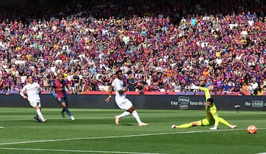 El jugador del Barcelona Raphinha marca el 3-2 al Real Madrid. 