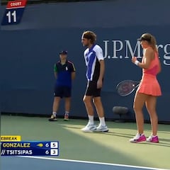 La reacción de Badosa cuando Tsitsipas destroza la raqueta a centímetros de ella