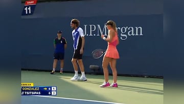 La reacción de Badosa cuando Tsitsipas destroza la raqueta a centímetros de ella