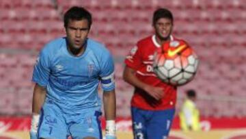Toselli resistió junto a la defensa de la UC en el segundo tiempo.
