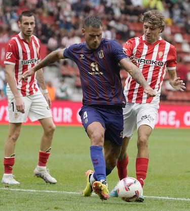 El central fue el pilar defensivo de un Eldense ante un rival que buscó la portería con mucha frecuencia. Dumic estuvo atento a todo y no cometió ningún error.