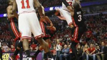 <b>APISONADORA. </b>Taj Gibson machaca ante Dwyane Wade en el primer partido de la final del Este.