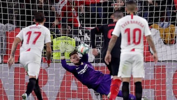 El portero checo del Sevilla FC Tomás Vaclik detiene el penalti lanzado por Diego Costa, del Atlético de Madrid.