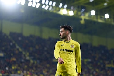 Formado en la cantera amarilla, Baena explotó como interior creativo con llegada y carácter. Esta temporada, tras consolidarse como uno de los centrocampistas más completos del campeonato, su valor de mercado alcanzó los 55 millones, reflejo de su creciente peso en el proyecto del Villarreal y su estatus como uno de los mejores futbolistas españoles del momento. Este mismo verano se marchó en dirección al Atlético de Madrid a cambio de 42 millones de euros.  

