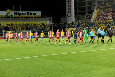 Salida al campo de los jugadores.