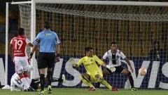 Justo Villar no puede y Morelo anota el tercer gol de Santa Fe.