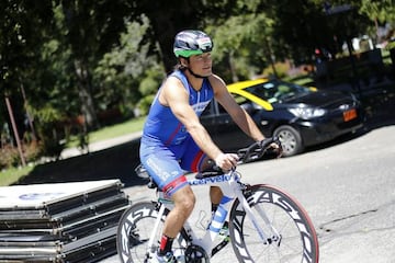 El ex delantero prueba la bicicleta en las calles de la ciudad.