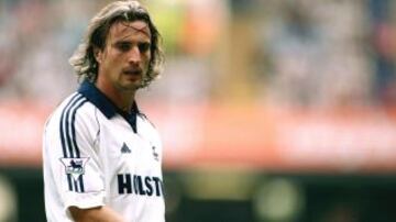 15. David Ginola tenía una "actitud despreocupada y nunca duró más de tres años en algún club", escribe el diario inglés. Jugó en ocho equipos, divididos entre Francia e Inglaterra.