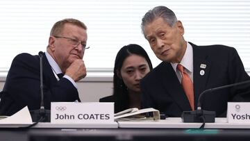 El comisario de corrdinación de los Juegos Olímpicos de Tokio 2020 John Coates habla con el presidente de la candidatura Yoshiro Mori.