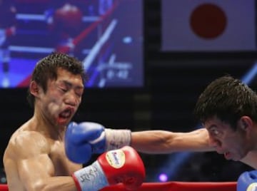 ABRIL 2014. El japonés Akira Yaegashi (izda) es golpeado por el mejicano Odilon Zaleta durante el combate de peso mosca de la World Boxing Council (WBC). 
