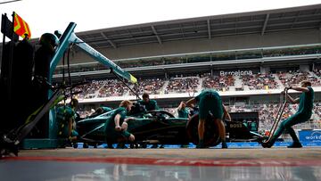 Fernando Alonso para en el box de Aston Martin durante la clasificaci車n del GP de Espa?a.