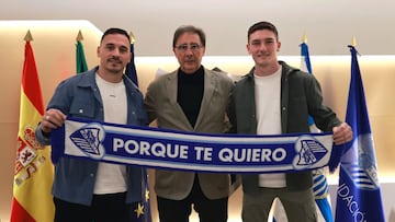 Alfonso Herrero, Loren Juarros y Carlos López, posando con una bufanda del Málaga.