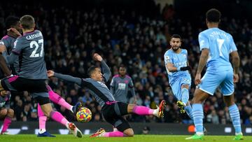 26 December 2021, United Kingdom, Manchester: Manchester City's Riyad Mahrez (2nd R) shoots on goal during the English Premier league soccer match between Manchester City and Leicester City at the Etihad Stadium. Photo: Martin Rickett/PA Wire/dpa
26