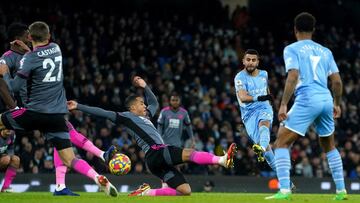 26 December 2021, United Kingdom, Manchester: Manchester City&#039;s Riyad Mahrez (2nd R) shoots on goal during the English Premier league soccer match between Manchester City and Leicester City at the Etihad Stadium. Photo: Martin Rickett/PA Wire/dpa
 26