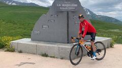 Mikel Landa posa en la cima del Col de la Madeleine durante el reconocmiento de la 17&ordf; etapa del Tour de Francia 2020.