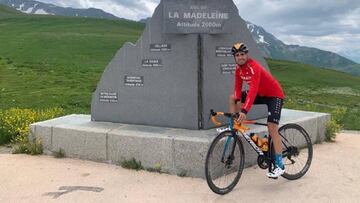 Mikel Landa posa en la cima del Col de la Madeleine durante el reconocmiento de la 17&ordf; etapa del Tour de Francia 2020.