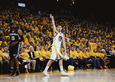 Elegido en el puesto 11 del draft de 2011, Klay es uno de los mejores tiradores de la historia de la NBA, un escolta que no necesita botar el balón para atravesar el aro rival. Coger y lanzar como forma de vida en él, para muchos, mejor equipo de la historia: los Golden State Warriors del 73-9 y de tres anillos en cinco Finales consecutivas. Tiene el récord de triples anotados en un solo partido con 14 y es el 20º en la historia desde el perímetro con 1.798 aciertos de tres… a pesar de perderse las dos últimas temporadas y aún no haber debutado en esta. 