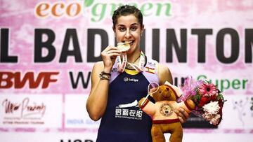 Carolina Marín celebra el título en la India.