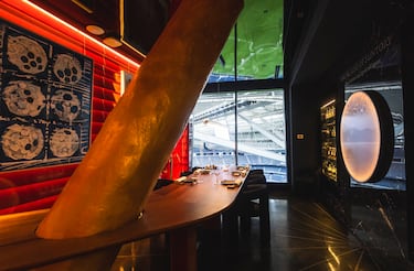 La sala privada de KŌ, joya de la corona del restaurante del Santiago Bernabéu. Tiene capacidad para hasta diez comensales y un sistema de privacidad muy exhaustivo. Las puertas se cierran y sólo se abren en caso de que se active un botón, que genera una vibración en las pulseras de los camareros.